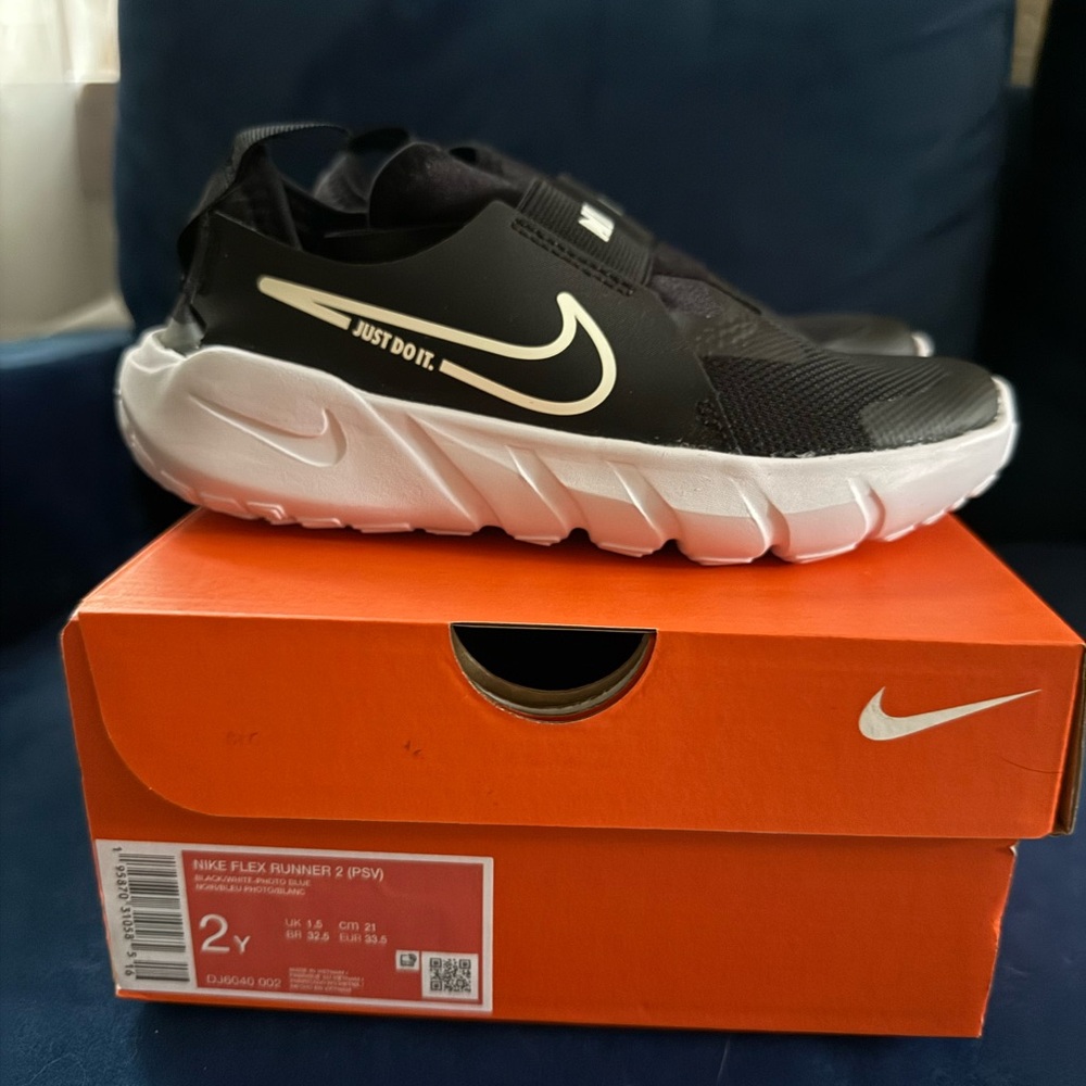 Nike kids flex runner 2 size 2Y never worn, black and white